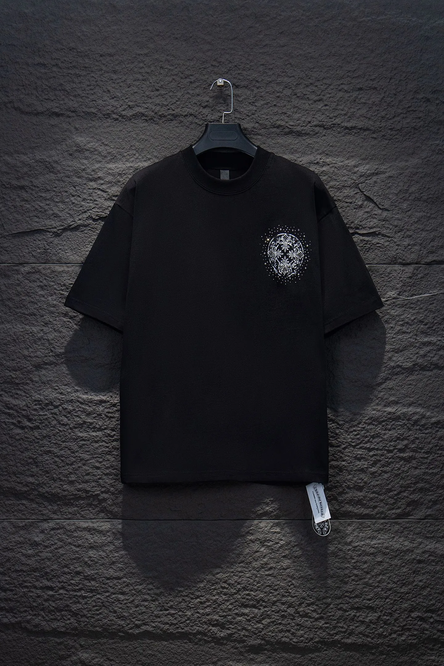 P180 🆕Chrome hearts 25ss os version is really charming and Chrome hearts are really unique. Each season's new version is made to the extreme. It is very practical and can be worn casually. Nice✔️ - ⚠️100% cotton. It is made of 32-count double yarn, 260-gram weight fabric and imported knitted needle carded cotton. It has moderate thickness, drape and contour, and the upper body is comfortable! ! It is very tolerant to fat body types and can instantly lose five pounds after wearing it!  Specially ordered many Austrian hot diamonds, which have the bling bling effect of natural crystals under the light, with multi-faceted reflective points, and the production cost is extremely high. The laser molding includes a computer engraving machine and a laser machine, which are accurate in units of particles. Finally, it is hot and set at high temperature. After the hot ironing, the firmness needs to be tested repeatedly on the hot stamping. It can show colorful reflections under the light. The collar webbing extends to the shoulder for reinforcement, and the stitching at the connection point. The hem and cuffs are all made of 0.2mm stitch double-thread stitching. They are carefully produced at a high cost. The attitude of making goods with a magnifying glass restores the quality and effect of the product. The full set of customized accessories only presents every detail to the customer. Printing with film printing, 50,000 positioning, which is very time-consuming. The addition of handmade elements to the body greatly increases the interest of the clothing; unique visual effects. After special treatment, a unique effect is formed. An irregular hem is added to the version. This year's Kroxin is the main version. In the past two years, the oversize version has become the focus of the trend and has been a popular staple in the past two years. The change of designers has made this brand an instant hit. The progressive fashion of the times also needs the blood impact of fresh elements and trendy designs in order to continue its glory! It’s stylish both inside and outside, a must-have for high street travel! An absolute "eye-catching style" that can match couples 💏 Color: Black White Size: S M L XL